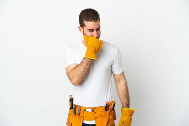 Genç elektrikçi, izole edilmiş beyaz duvarın üzerinde şüpheleri var.