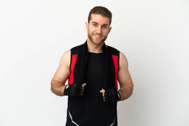 Yakışıklı sarışın adam izole edilmiş beyaz arka planda spor havlusu var.