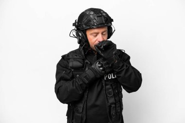 Beyaz arka planda izole edilmiş orta yaşlı SWAT adamı öksürük ve kötü hissediyor.