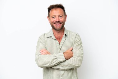 Beyaz arka planda izole edilmiş orta yaşlı beyaz adam kollarını ön cephede çapraz tutuyor.