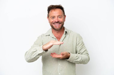 Beyaz arka planda izole edilmiş orta yaşlı beyaz bir adam bir ilan vermek için avucunda hayali bir fotokopi makinesi tutuyor.