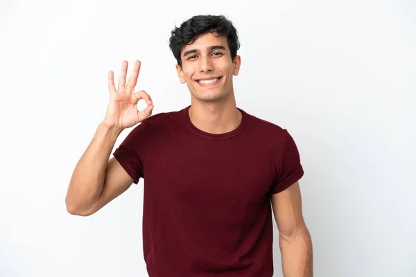 Młody Argentyńczyk Człowiek Odizolowany Białym Tle Pokazując Znak Palcami — Zdjęcie stockowe