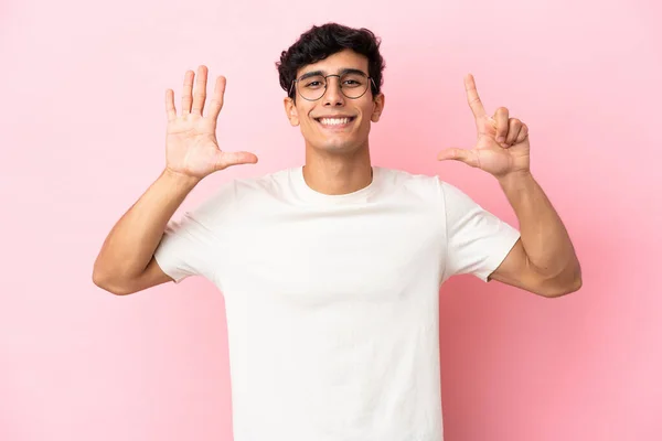 Jonge Argentijnse Man Geïsoleerd Roze Achtergrond Tellen Zeven Met Vingers — Stockfoto