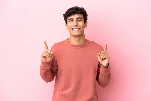 Mladý Argentinský Muž Izolovaný Růžovém Pozadí Ukazuje Skvělý Nápad — Stock fotografie