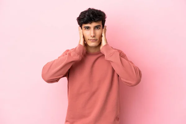Молодой Аргентинский Мужчина Изолирован Розовом Фоне Разочарован Закрывает Уши — стоковое фото