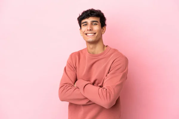 Молодой Аргентинский Мужчина Изолирован Розовом Фоне Скрещенными Руками Смотрит Вперед — стоковое фото