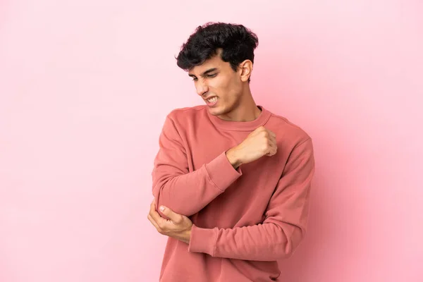 Молодой Аргентинский Мужчина Изолирован Розовом Фоне Болью Локте — стоковое фото