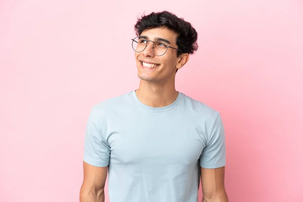 Молодой Аргентинский Мужчина Изолирован Розовом Фоне Очках Счастливым Выражением Лица — стоковое фото