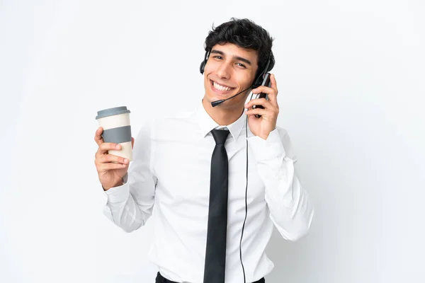 Telemarketer Człowiek Pracuje Zestawu Słuchawkowego Izolowane Białym Tle Trzymając Kawę — Zdjęcie stockowe