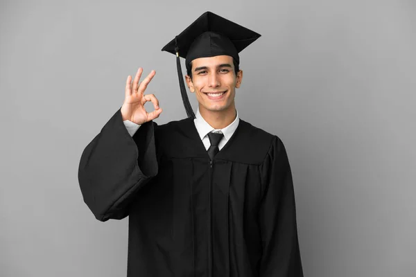 Νεαρός Αργεντινός Απόφοιτος Πανεπιστημίου Απομονώνονται Γκρι Φόντο Δείχνει Υπογράψει Δάχτυλα — Φωτογραφία Αρχείου