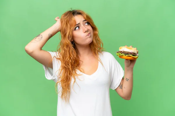 Giovane Donna Caucasica Possesso Hamburger Isolato Sfondo Chiave Croma Schermo — Foto Stock