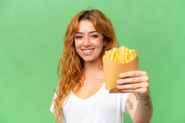 Joven Mujer Caucásica Sosteniendo Chips Fritos Aislados Pantalla Verde Croma — Foto de Stock