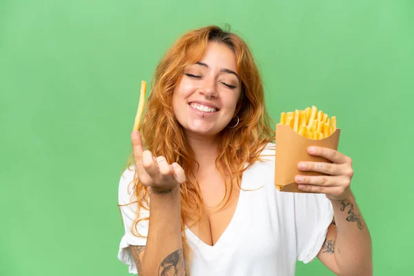Joven Mujer Caucásica Sosteniendo Chips Fritos Aislados Pantalla Verde Croma — Foto de Stock
