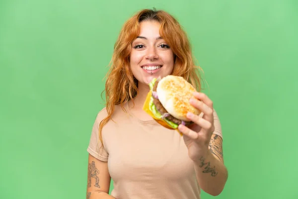 Jeune Femme Caucasienne Tenant Hamburger Isolé Sur Fond Chroma Écran — Photo