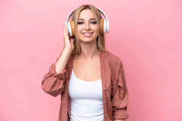 Pretty Blonde Woman Isolated Pink Background Listening Music — Φωτογραφία Αρχείου