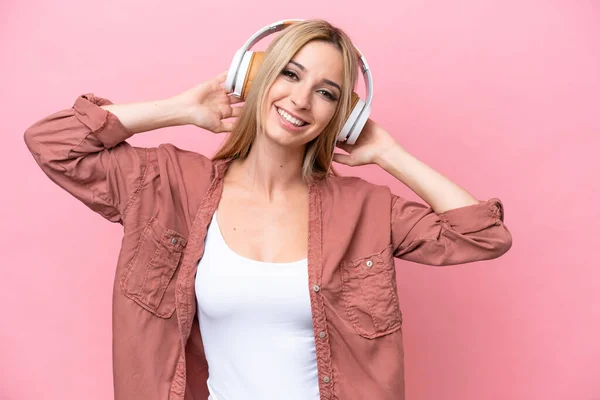 Pretty Blonde Woman Isolated Pink Background Listening Music — Foto Stock