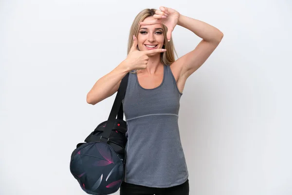白い背景のフォーカシング顔にスポーツバッグで隔離された若いスポーツ女性 フレーミングシンボル — ストック写真
