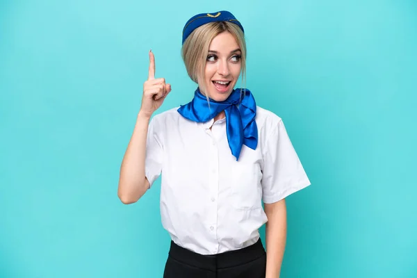 Samolot Blondynka Stewardessa Kobieta Izolowana Niebieskim Tle Zamierzając Zrealizować Rozwiązanie — Zdjęcie stockowe
