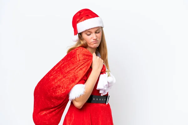 若いですCaucasian女性として身に着けていますママNoel保持クリスマスサック隔離された白い背景に悲しい表情 — ストック写真