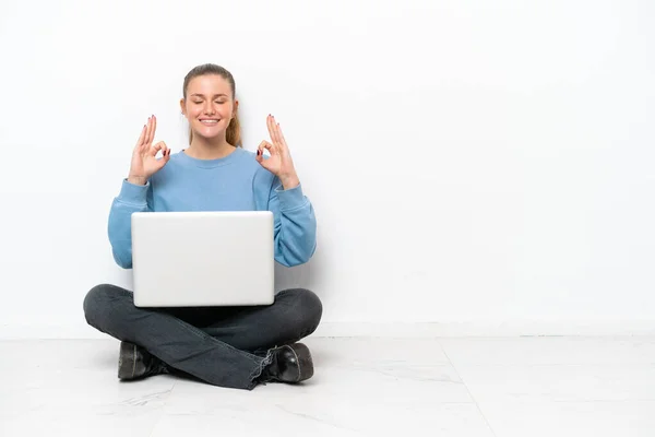 Junge Frau Mit Laptop Sitzt Zen Pose Auf Dem Boden — Stockfoto