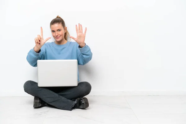 Junge Frau Mit Laptop Sitzt Auf Dem Boden Und Zählt — Stockfoto