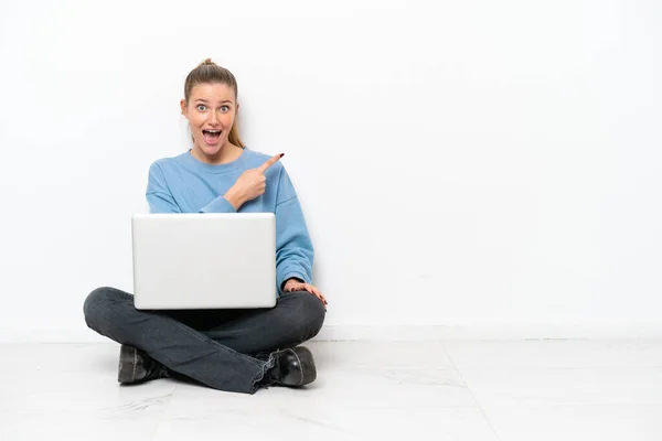 Νεαρή Γυναίκα Ένα Φορητό Υπολογιστή Κάθεται Στο Πάτωμα Έκπληκτος Και — Φωτογραφία Αρχείου