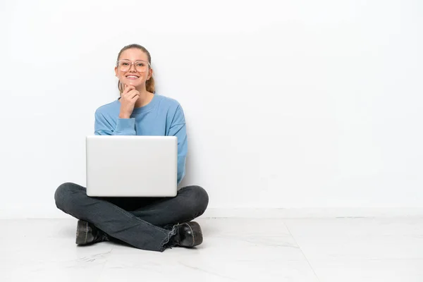 Junge Frau Mit Laptop Sitzt Mit Brille Auf Dem Boden — Stockfoto