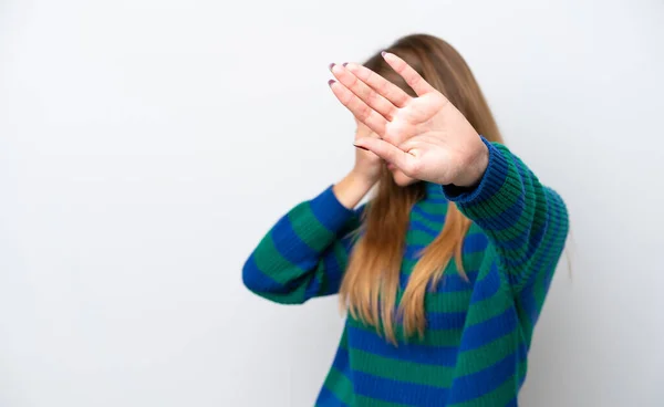 Mujer Joven Caucásica Aislada Sobre Fondo Blanco Haciendo Stop Gesture — Foto de Stock