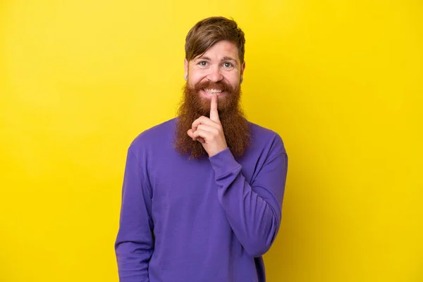 Homem Ruivo Com Barba Isolada Fundo Amarelo Mostrando Sinal Silêncio — Fotografia de Stock