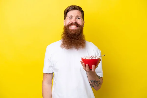 Rotschopf Mit Bart Isst Eine Schüssel Getreide Isoliert Auf Gelbem — Stockfoto