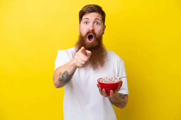 Roodharige Man Met Baard Eet Een Kom Graan Geïsoleerd Gele — Stockfoto