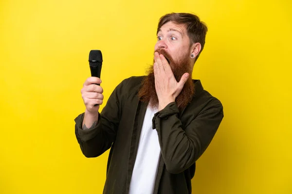 Homem Ruivo Com Barba Pegando Microfone Isolado Fundo Amarelo Com — Fotografia de Stock