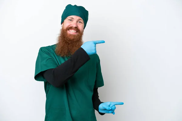 Cirurgião Ruiva Homem Uniforme Verde Isolado Fundo Branco Apontando Dedo — Fotografia de Stock