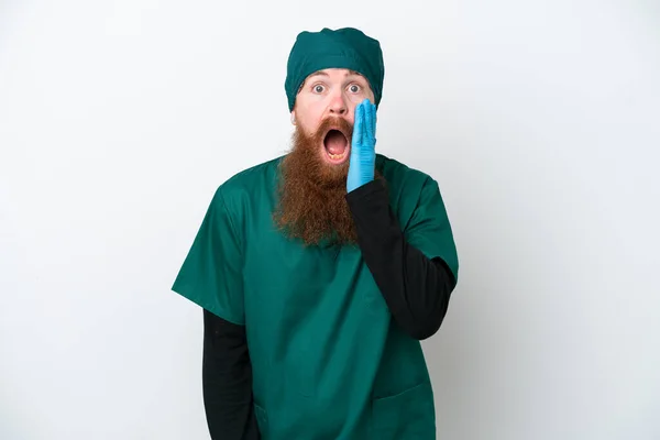 Kirurg Rödhårig Man Grön Uniform Isolerad Vit Bakgrund Med Överraskning — Stockfoto