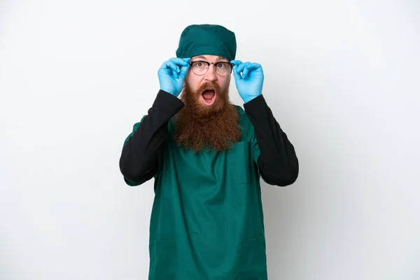 Kirurg Rödhårig Man Grön Uniform Isolerad Vit Bakgrund Med Glasögon — Stockfoto