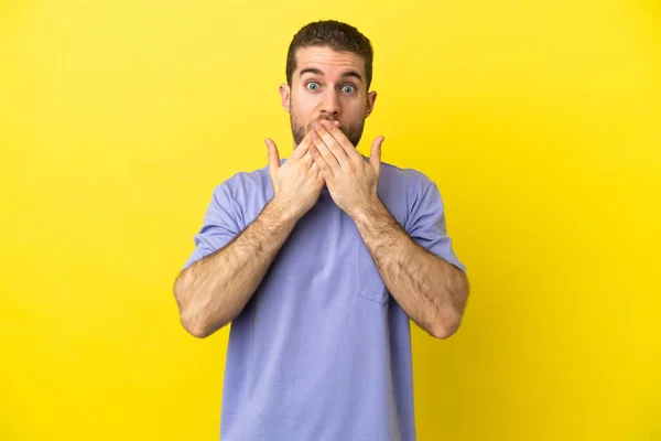 Handsome Blonde Man Isolated Yellow Background Covering Mouth Hands — Stock Photo, Image