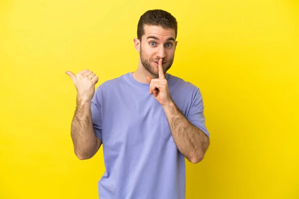 Handsome Blonde Man Isolated Yellow Background Pointing Side Doing Silence — Stock Photo, Image