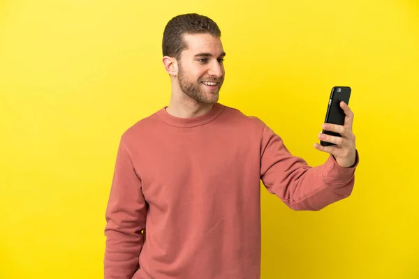 Hombre Guapo Rubio Sobre Fondo Amarillo Aislado Haciendo Una Selfie —  Fotos de Stock