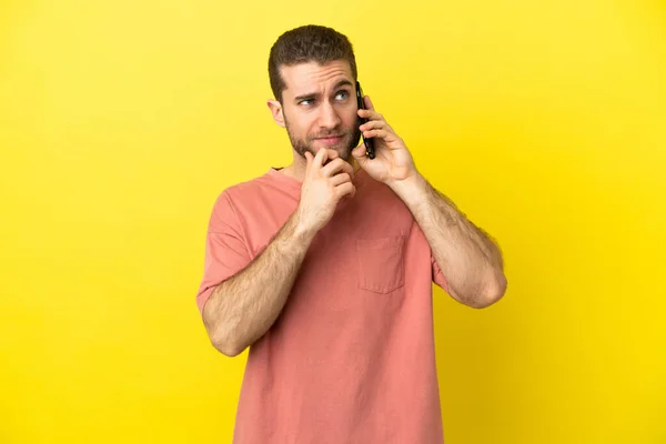 Όμορφος Ξανθός Άντρας Που Χρησιμοποιεί Κινητό Του Τηλέφωνο Απομονωμένο Φόντο — Φωτογραφία Αρχείου