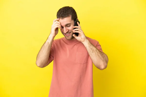 Przystojny Blondynka Człowiek Pomocą Telefonu Komórkowego Odosobnionym Tle Śmiech — Zdjęcie stockowe