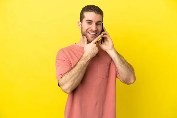 Przystojny Blondynka Człowiek Pomocą Telefonu Komórkowego Odizolowanym Tle Szczęśliwy Uśmiechnięty — Zdjęcie stockowe