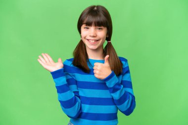 İzole edilmiş arka plan üzerinde küçük beyaz bir kız. Avucunun içinde hayali bir şey tutuyor. Bir ilan vermek için.