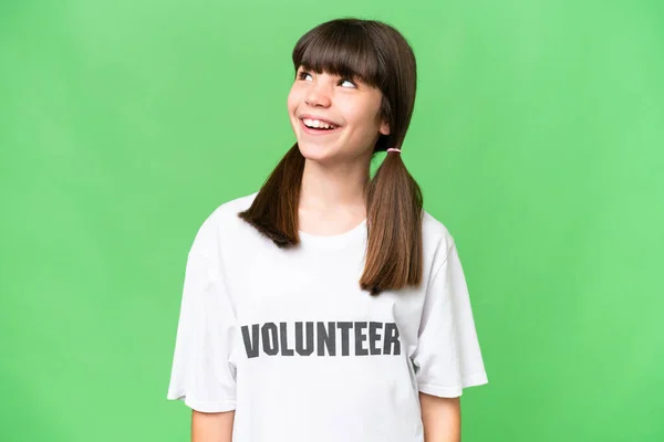Pequeña Chica Voluntaria Sobre Fondo Aislado Pensando Una Idea Mientras — Foto de Stock
