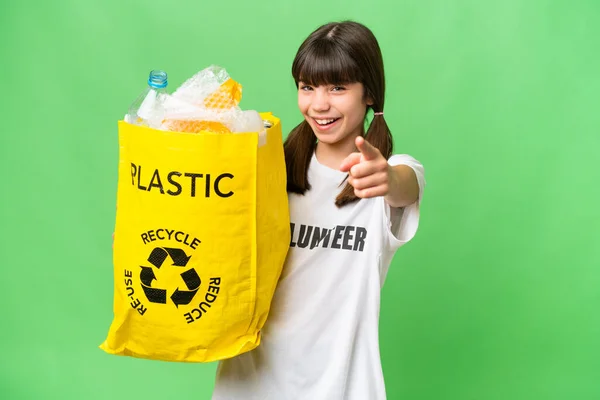 Liten Kaukasisk Flicka Håller Påse Full Plastflaskor För Att Återvinna — Stockfoto