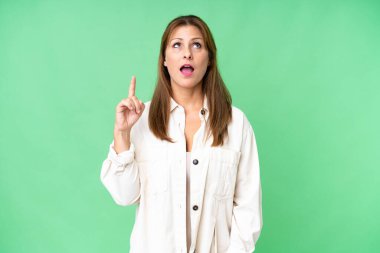 Soyutlanmış bir geçmişi olan orta yaşlı bir kadın suçluyu işaret eden bir fikir düşünüyor.