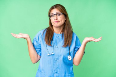 Orta yaşlı hemşirenin izole edilmiş geçmişi var. El kaldırırken şüpheleri var.