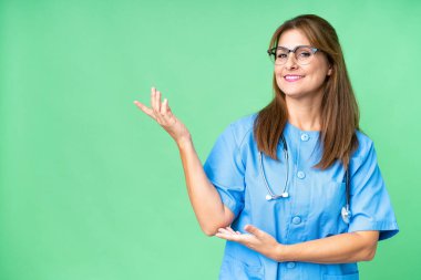 Orta yaşlı bir hemşire, izole edilmiş bir geçmişi var. Davet edilmek için ellerini yana uzatıyor.