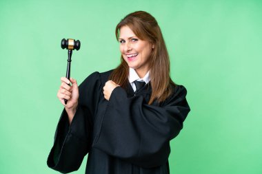 İzole edilmiş arka planda zafer kutlaması yapan beyaz bir kadın.