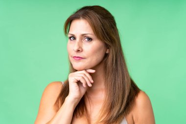 Tecrit edilmiş orta yaşlı bir kadın. Portre