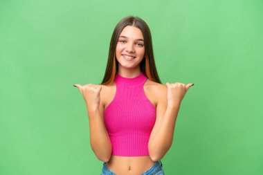 Kafkasyalı genç bir kız soyutlanmış bir geçmişi var. Başparmakları havada ve gülümsüyor.